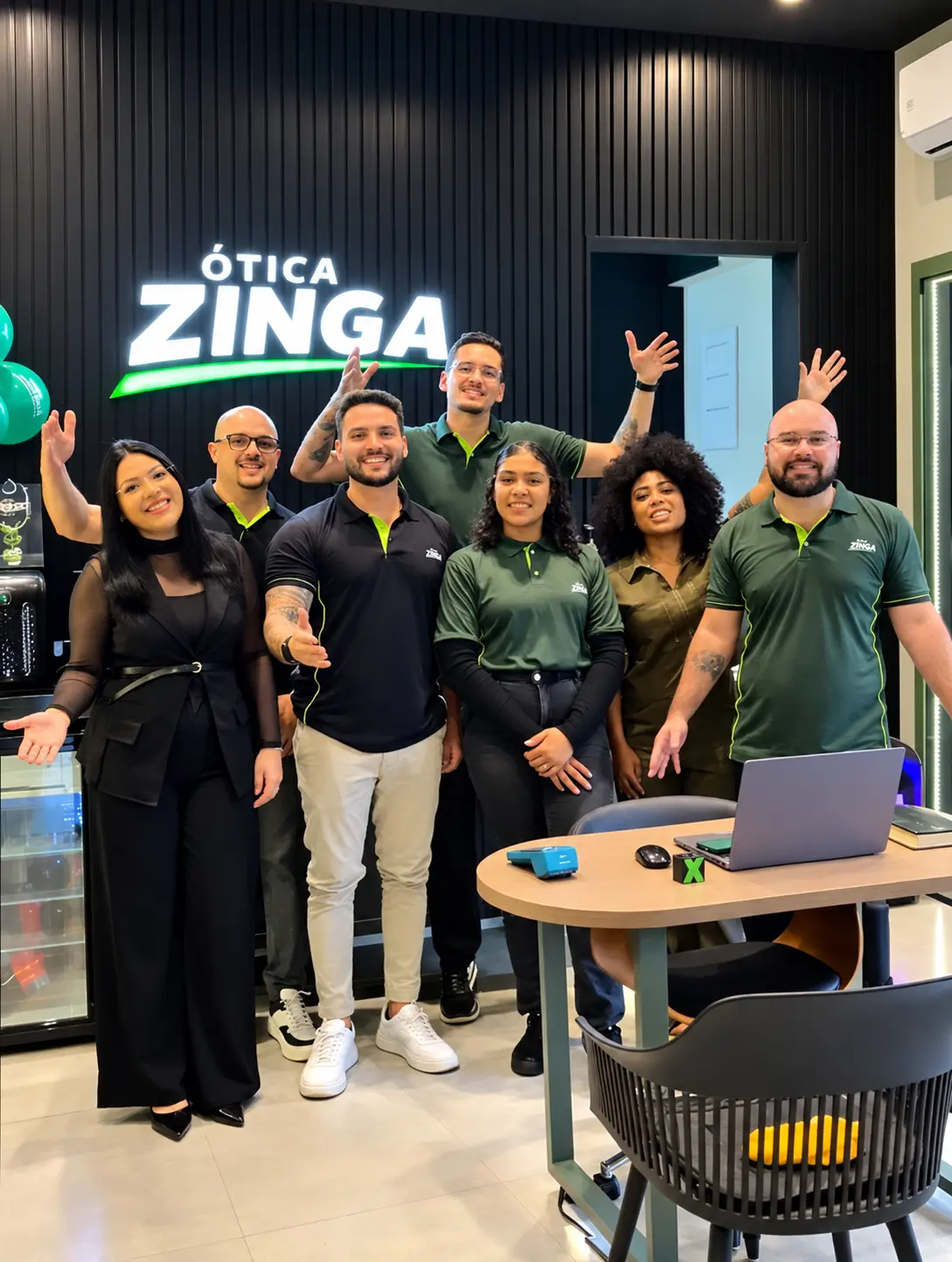 Equipe da Ótica Zinga reunida na loja